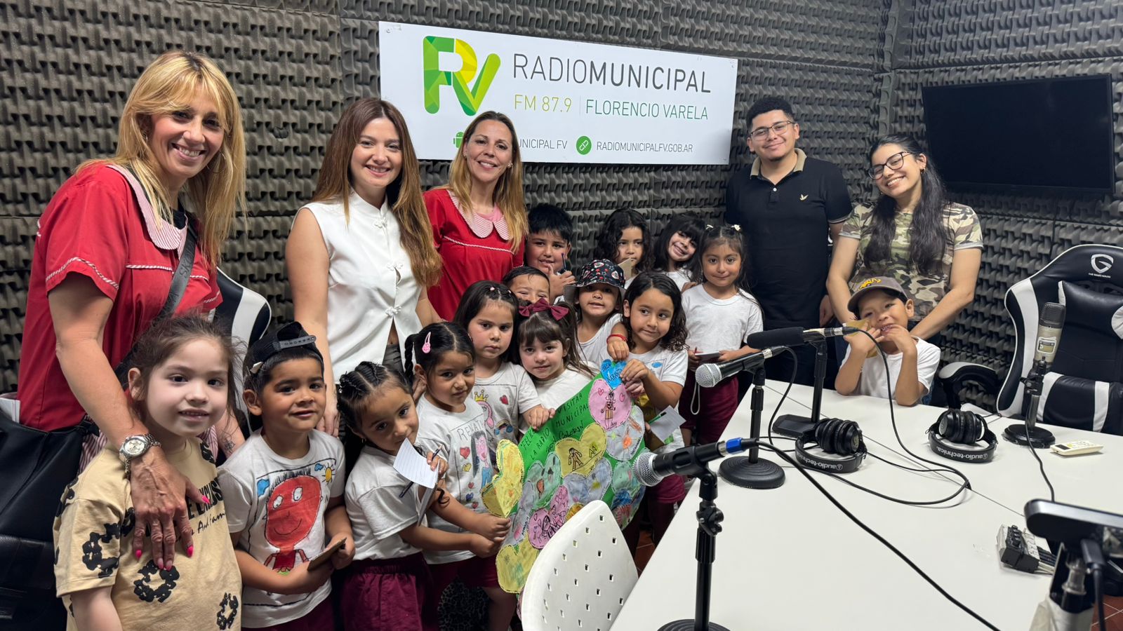 ¡Alumnos y alumnas del Jardín Colorín visitaron la Radio Municipal FV!

